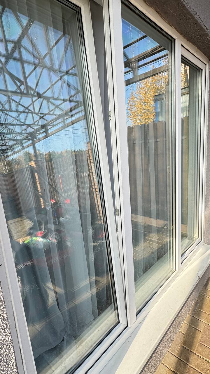 Окно на террасе коттеджа